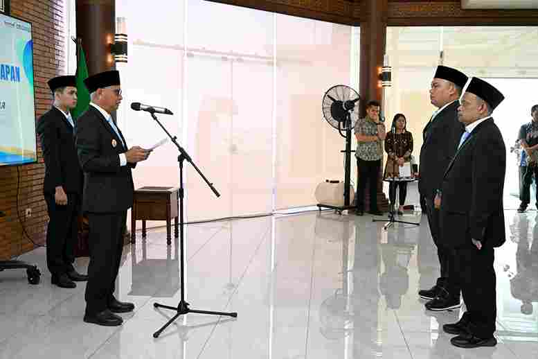 Wakil Gubernur Sumut Surya melantik Uswatul Hasan sebagai Direktur PT Perkebunan Sumut dan Swangro Lumbanbatu sebagai Direktur PD Aneka Industri dan Jasa, di Anjungan lantai 9, Kantor Gubernur Sumut, Jalan Diponegoro No. 30, Medan, Kamis (4/9/2025). 