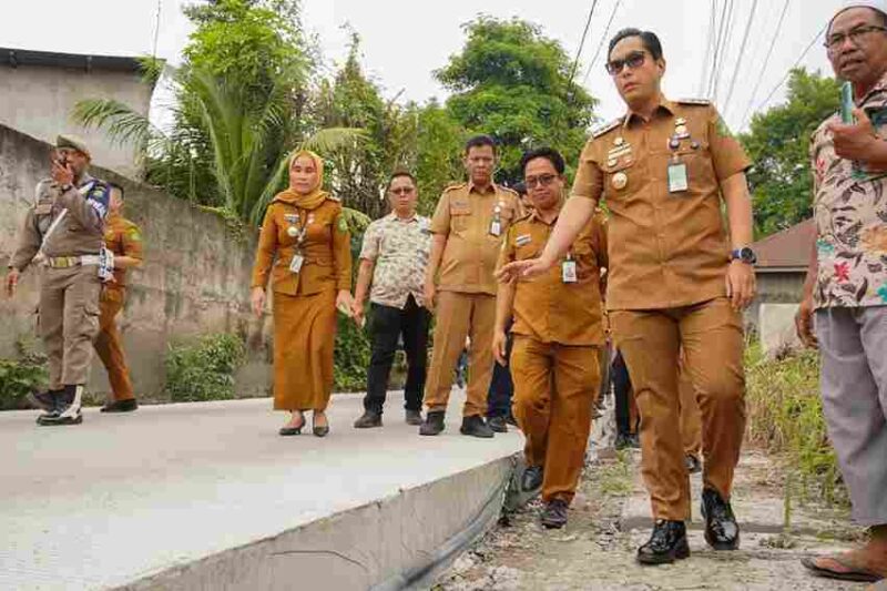 Wali Kota Medan, Rico Tri Putra Bayu Waas, meninjau hasil pembetonan Jalan Pantai Harapan, Kelurahan Sunggal, Kecamatan Medan Sunggal, yang sebelumnya rusak parah dan kerap dikeluhkan masyarakat.