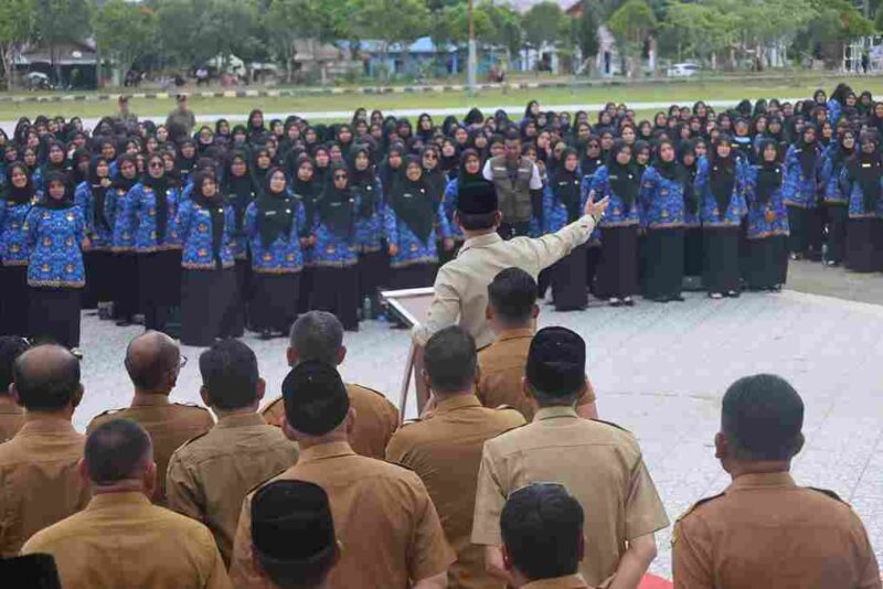 Bupati Aceh Timur, Iskandar Usman Al-Farlaky, S.H.I., M.Si., secara resmi melantik 802 Pegawai Pemerintah dengan Perjanjian Kerja (PPPK) formasi tahun 2024. Acara pelantikan di helat di lapangan upacara Pusat Pemerintahan Kabupaten Aceh Timur, Senin (29/9/2025).