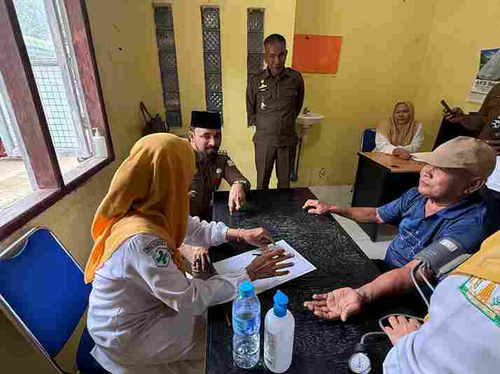  Bupati Aceh Timur, Iskandar Usman Al-Farlaky, S.H.I, M.Si., melakukan inspeksi mendadak (sidak) ke Puskesmas Peureulak Timur, Senin (15/9/2025).