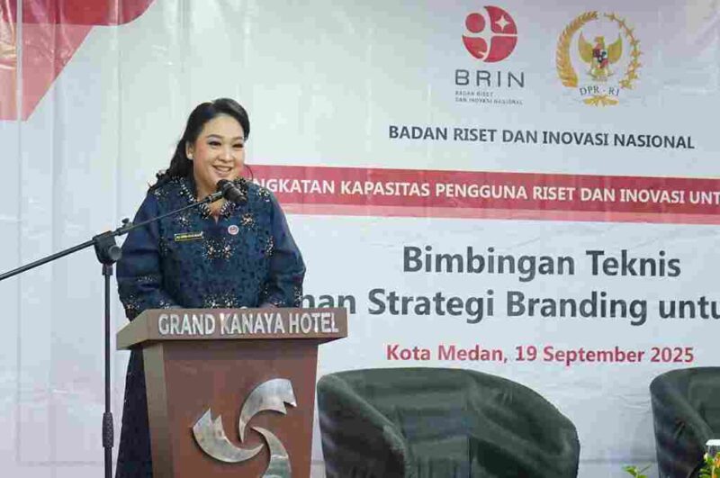 Ketua Dewan Kerajinan Nasional Daerah (Dekranasda) Kota Medan, Airin Rico Waas, menghadiri kegiatan Penguatan Kapasitas Pengguna Riset dan Inovasi Pelatihan Branding UMKM di Hotel Grand Kanaya, Jumat (19/9/2025).