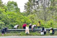  Pemerintah Kabupaten (Pemkab) Simalungun menggelar aksi bersih-bersih di objek wisata Danau Toba Parapat Kecamatan Girsang Sipangan Bolon, Sumatera Utara, Jum'at (19/9/2025).