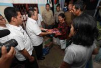 Wali Kota Pematangsiantar, Wesly Silalahi, S.H., M.Kn., didampingi Sekretaris Daerah Junaedi Antonius Sitanggang, S.STP., M.Si., turun langsung meninjau dan memberi bantuan ke korban bencana angin puting beliung di Kecamatan Siantar Selatan. Kunjungan itu dilakukan Rabu (24/9/2025) malam, sehari setelah cuaca ekstrem melanda wilayah tersebut.