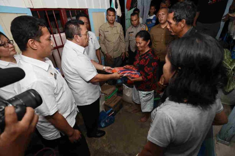 Wali Kota Pematangsiantar, Wesly Silalahi, S.H., M.Kn., didampingi Sekretaris Daerah Junaedi Antonius Sitanggang, S.STP., M.Si., turun langsung meninjau dan memberi bantuan ke korban bencana angin puting beliung di Kecamatan Siantar Selatan. Kunjungan itu dilakukan Rabu (24/9/2025) malam, sehari setelah cuaca ekstrem melanda wilayah tersebut.