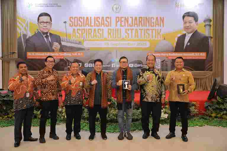 Foto bersama usai Forum Diskusi dan Sinergi Badan Legislasi (Baleg) DPR RI bersama Badan Pusat Statistik (BPS) Provinsi Sumatera Utara terkait Rancangan Undang-Undang (RUU) Statistik dilaksanakan di Aula Hotel Marina, Kisaran. 