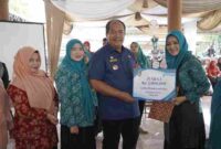 Bupati Asahan saat menyerahkan hadiah kepada Juara 1 lomba. Kamis, (18/9/2025)