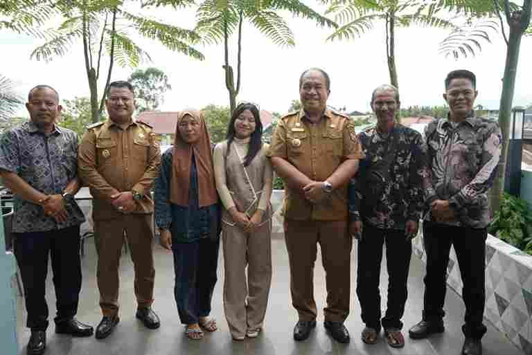 ‎Bupati Asahan Taufik Zainal Abidin SSos MSi menyambut kepulangan peserta Academy Dangdut 7 (D7) asal Kabupaten Asahan yang baru saja menyelesaikan perjuangannya di ajang nasional. Penyambutan berlangsung dalam suasana akrab dan santai di Waroeng Hasturi , Senin (15/09/2025) 
