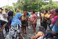 Puluhan pedagang kaki lima (PKL) Pajak Horas mendatangi kantor Wali Kota Pematangsiantar di Jalan Merdeka, Selasa (23/9/2025). 