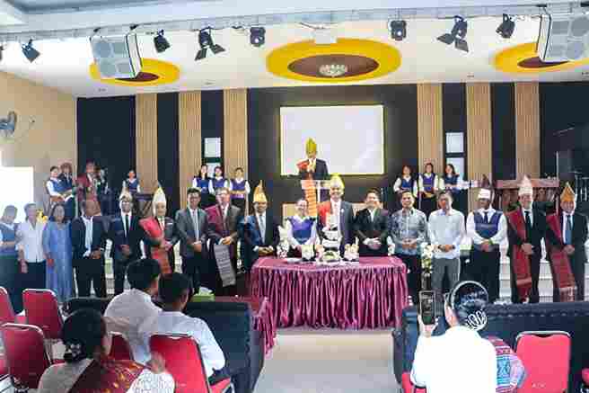 Wali Kota Pematangsiantar Wesly Silalahi SH MKn diwakili Sekretaris Daerah (Sekda) Junaedi Antonius Sitanggang SSTP MSi, menghadiri acara Perayaan Hari Ulang Tahun (HUT) ke-19 GBI Gedung Putih. Perayaan digelar di GBI Gedung Putih, Jalan Sisingamangaraja Pasar Baru/Simpang Dua Kelurahan Nagahuta Kecamatan Siantar Marimbun Kota Pematangsiantar, Minggu (07/09/2025)