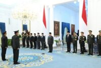 Presiden Prabowo Subianto menganugerahkan pangkat istimewa kepada masing-masing satu purnawirawan Tentara Nasional Indonesia (TNI) dan Kepolisian Negara Republik Indonesia (Polri) di Ruang Kredensial, Istana Merdeka, Jakarta, pada Rabu, 17 September 2025. 