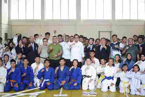 Rico Waas saat foto bersama puluhan peserta Kejuaraan Judo Terbuka tahun 2025 yang memperebutkan Piala Wali Kota Medan, di Padepokan Judo Sumut, jalan Gaharu, Minggu (7/9/25).  