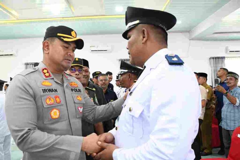 Kapolres Aceh Timur, Polda Aceh, AKBP Irwan Kurniadi, S.I.K., saat menyalam salah satu keuchik (Kepala Desa). Selasa, (16/9/2025)