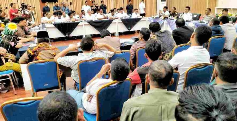 Pemerintah Kabupaten (Pemkab) Simalungun menggelar Rapat Koordinasi (Rakor) Forum Koordinasi Pimpinan Daerah (Forkopimda) yang bertujuan memfasilitasi pertemuan antara masyarakat Lamtoras Sihaporas Kecamatan Pamatang Sidamanik dengan PT Toba Pulp Lestari (TPL)  di Balei Harungguan Djabanten Damanik, Pamatang Raya, Sumatera Utara, Rabu (24/9/2025) 