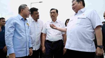 Gubernur Sumut Bobby Nasution menghadiri kunjungan lapangan Ketua Dewan Ekonomi Nasional, Luhut Binsar Panjaitan bersama Menko Pangan RI Zulkifli Hasan, Menko Perekonomian RI Airlangga Hartarto dan Menteri Kehutanan Raja Juli Antoni di Taman Sains Teknologi Herbal dan Holtikultura (TSTH2), Kecamatan Pollung, Kabupaten Humbang Hasundutan, Jum'at (19/9/2025). 