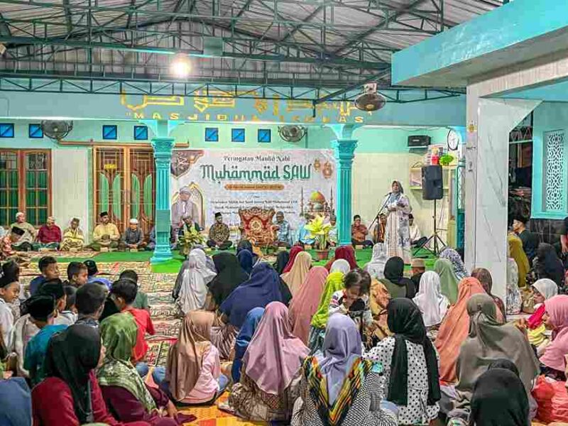  Wali Kota Pematangsiantar Wesly Silalahi H MKn diwakili Wakil Wali Kota Herlina menghadiri Peringatan Maulid Nabi Muhammad SAW 1447 H/2025 M, di Masjid Al Ikhlas Kelurahan Banjar Kecamatan Siantar Barat, Kamis (18/09/2025) malam.
