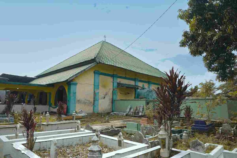 Masjid Raya Kedatukan Sunggal Serbanyaman menjadi saksi bisu perlawanan umat Islam terhadap kolonial Belanda. Masjid yang terletak di Jalan Sunggal, Kota Medan, ini dipilih Pemerintah Kota Medan sebagai lokasi peringatan Maulid Nabi Muhammad SAW 1447 H, Selasa (16/9/2025).