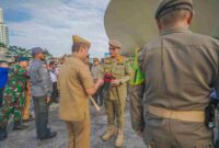 Wali Kota Medan Rico Tri Putra Bayu Waas saat memimpin apel dalam rangka peningkatan Peran Satlinmas dalam mendukung Siskamling dan Pam Swakarsa di Kota Medan, serta HUT Pamong Praja ke 75 dan HUT Batalyon Jalak Cakti ke 5, di Lapangan Merdeka Medan, Rabu (17/9/2025).