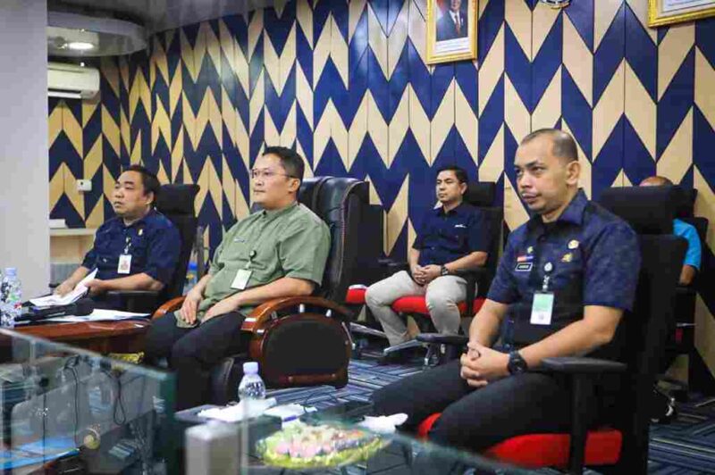 Wali Kota Medan, Rico Tri Putra Bayu Waas, mengikuti sesi wawancara bersama tim penilai dari Dinas Ketenagakerjaan Sumut dan BPJS Ketenagakerjaan melalui Zoom Meeting di Command Center Kantor Wali Kota, Selasa (16/9/2025).