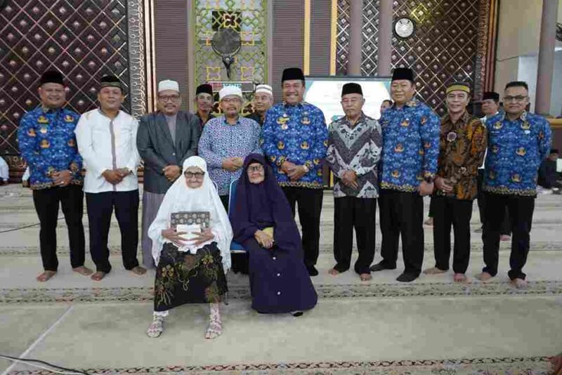 Bupati Asahan, Taufik Zainal Abidin Siregar, S.Sos., M.Si., ketika foto bersama di Masjid Agung H. Achmad Bakrie Kisaran