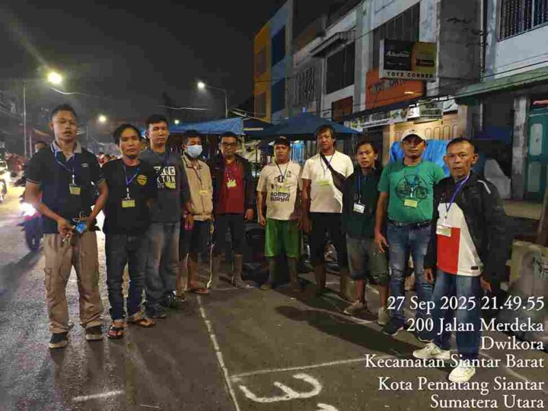 Hari pertama relokasi pedagang korban dan terdampak kebakaran non bencana alam gedung IV yang berjualan di sepanjang Jalan Merdeka, Sabtu malam (27/9/2025)