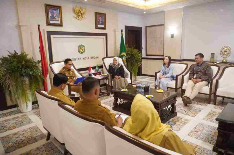  Rico Waas saat menerima kunjungan perwakilan United Nations High Commissioner for Refugees (UNHCR) dan International Organization for Migration (IOM) di Balai Kota Medan, Senin (15/9/2025). 