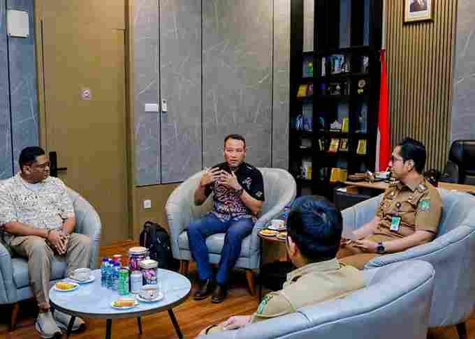 Wali Kota Medan Rico Tri Putra Bayu Waas menerima kehadiran Mantan Wali Kota Distrik Tenggara Singapura, Mohd Fahmi Aliman di rumah Dinas Wali Kota Medan, Senin (29/9/25). 