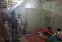 Tim Polsek Tanah Jawa saat menangani penemuan mayat seorang wanita lansia di Lingkungan II Hutabayu Pekan, Kelurahan Hutabayu, Kecamatan Hutabayu Raja, Kabupaten Simalungun. Sabtu (6/9).