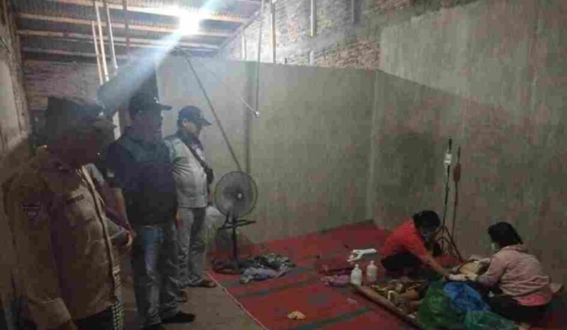 Tim Polsek Tanah Jawa saat menangani penemuan mayat seorang wanita lansia di Lingkungan II Hutabayu Pekan, Kelurahan Hutabayu, Kecamatan Hutabayu Raja, Kabupaten Simalungun. Sabtu (6/9).