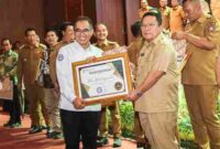 Wali Kota Pematangsiantar, Wesly Silalahi, S.H., M.Kn., menerima Penghargaan Universal Health Coverage (UHC) atau Cakupan Kesehatan Semesta serta Sertifikat Pembagian Dana Bagi Hasil (DBH) Provinsi Sumatera Utara (Sumut).