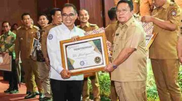 Wali Kota Pematangsiantar, Wesly Silalahi, S.H., M.Kn., menerima Penghargaan Universal Health Coverage (UHC) atau Cakupan Kesehatan Semesta serta Sertifikat Pembagian Dana Bagi Hasil (DBH) Provinsi Sumatera Utara (Sumut).