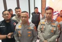  Kapolres Asahan, AKBP Revi Nurvelani didampingi, Waka Polres Asahan, Kompol Selamet Riyadi SH., M.H., Kasat Narkoba AKP Mulyoto dan Kasi Humas Polres Asahan saat menggelar press realis Satuan Reserse Narkoba di aula Mako Polres Asahan, Senin (22/09/2025).