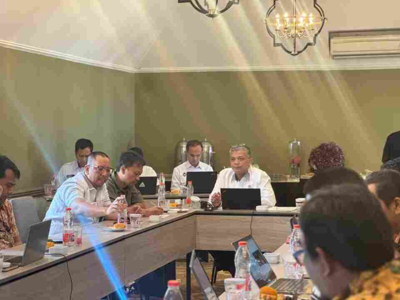 Rapat menyepakati beberapa langkah strategis, antara lain penerapan TTE secara bertahap, optimalisasi alur administrasi penanganan perkara, serta penguatan integrasi sistem aplikasi agar lebih efisien dan sinkron. 