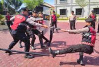 Polres Aceh Timur menggelar simulasi penanganan OTK dan ODGJ. Latihan ini meningkatkan kesiapsiagaan personel menghadapi ancaman keamanan dan situasi darurat. Senin (22/9/2025)
