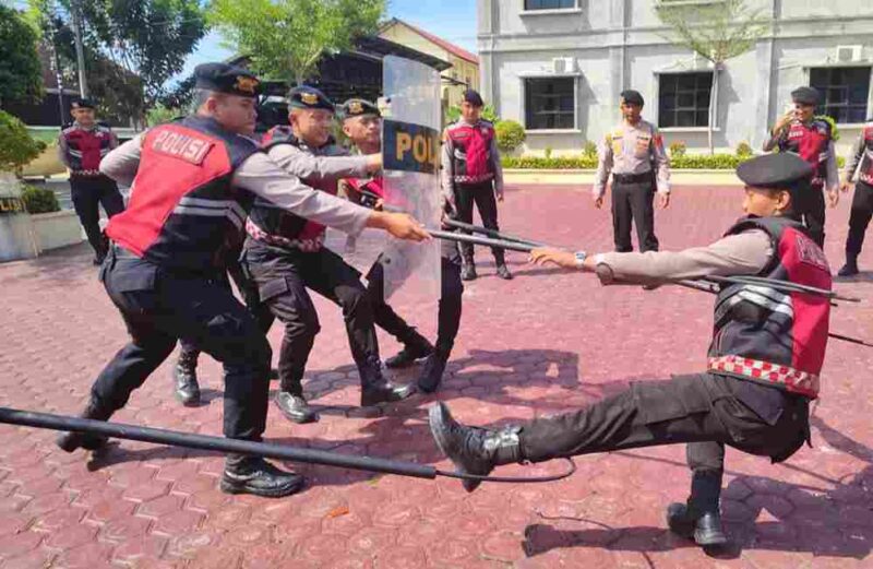 Polres Aceh Timur menggelar simulasi penanganan OTK dan ODGJ. Latihan ini meningkatkan kesiapsiagaan personel menghadapi ancaman keamanan dan situasi darurat. Senin (22/9/2025)