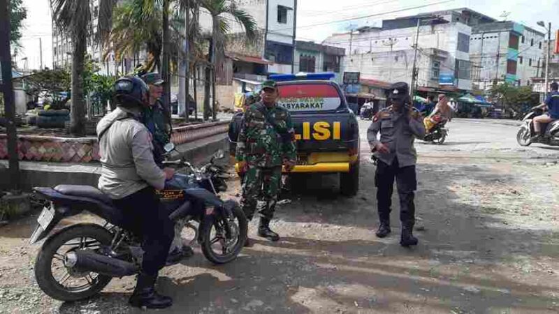 Saat para petugas dari Polsek Perdagangan dan personel TNI melakukan siaga. Senin, (1/9)