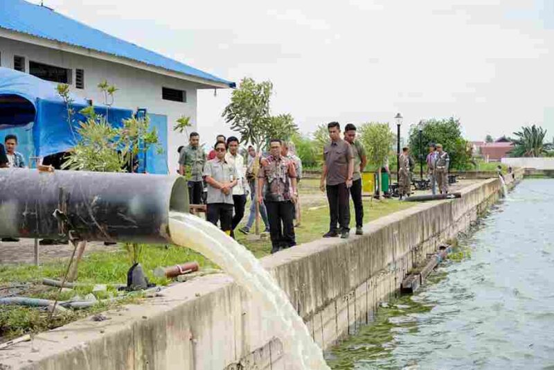 Wakil Wali Kota Medan, H. Zakiyuddin Harahap, meninjau kolam retensi Martubung, Kamis (25/9/2025). Peninjauan ini dilakukan untuk memastikan pompa baru beroperasi dan berfungsi sesuai kebutuhan warga.