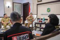 Rico Waas ketika menerima audiensi Direktur Radio Kardopa Group, Tiorida Simanjuntak bersama jajaran manajemen Radio Kardopa Group di Balai Kota Medan, Senin (8/9/2025). 