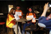 Direktorat Reserse Narkoba Polda Sumatera Utara membongkar jaringan peredaran pil ekstasi di tempat hiburan malam Galaxy Hall & KTV, Tanjungbalai. Dalam pra-rekonstruksi yang digelar Selasa (16/9/2025), lima tersangka dihadirkan untuk memperagakan rangkaian transaksi yang mereka lakukan.
