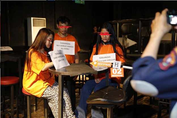 Direktorat Reserse Narkoba Polda Sumatera Utara membongkar jaringan peredaran pil ekstasi di tempat hiburan malam Galaxy Hall & KTV, Tanjungbalai. Dalam pra-rekonstruksi yang digelar Selasa (16/9/2025), lima tersangka dihadirkan untuk memperagakan rangkaian transaksi yang mereka lakukan.

