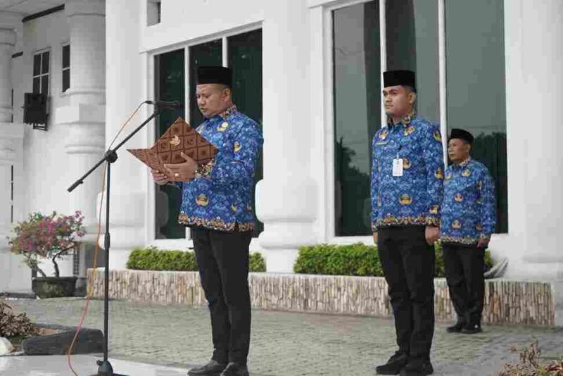 Wakil Bupati Asahan, Rianto, SH., M.AP, saat memimpin Upacara Hari Kesadaran Nasional Bulan September 2025 di Halaman Kantor Bupati Asahan.