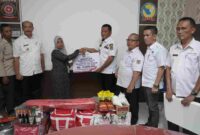 – Pemerintah Kabupaten (Pemkab) Asahan menyalurkan bantuan bagi keluarga korban tanah longsor di Desa Marjanji Aceh, Kecamatan Aek Songsongan. Penyaluran bantuan berlangsung di Aula Kantor Dinas Sosial Asahan, Selasa (24/9/2025), dengan kolaborasi Pemerintah Pusat, Pemerintah Provinsi Sumatera Utara, dan Pemkab Asahan.