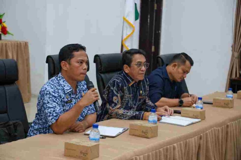 Sekretaris Daerah (Sekda) Kota Pematangsiantar Junaedi Antonius Sitanggang SSTP MSi  memimpin Focus Group Discussion (FGD) terkait rencana perobohan Gedung IV Pasar Horas yang akan dilakukan dalam waktu dekat. FGD berlangsung di Ruang Data Balai Kota Pematangsiantar, Jumat (19/09/2025) sore.