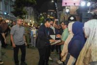 Wali Kota Medan, Rico Tri Putra Bayu Waas, saat menyerahkan sertifikat HKI kepada sejumlah pelaku ekraf dalam acara Car Free Night (CFN) di Jalan Ahmad Yani, Kesawan, Kecamatan Medan Barat, Sabtu (13/9/2025) malam.