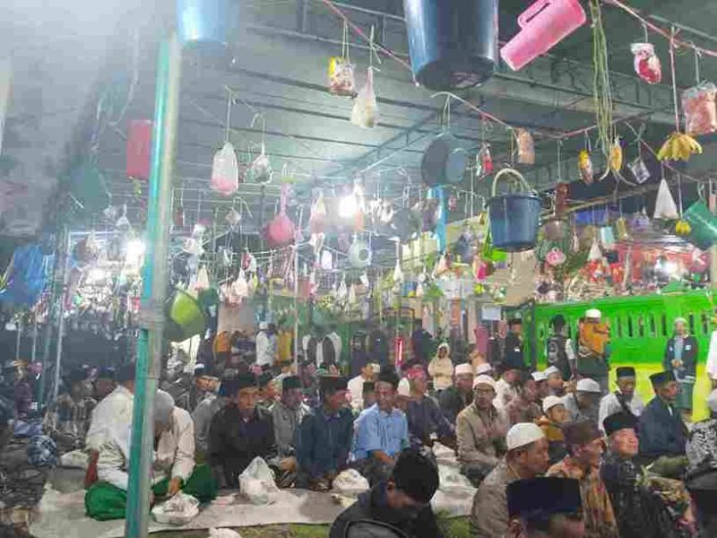 Jamaah mengikuti Safari Maulid Riyadhoh 40 malam bersama Sholawat Nariyah dengan antutias. 