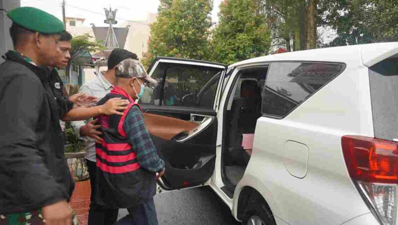 Tersangka saat hendak dikirim ke Rutan Tanjung Gusta Kelas I-A Medan. Senin, (1/9)