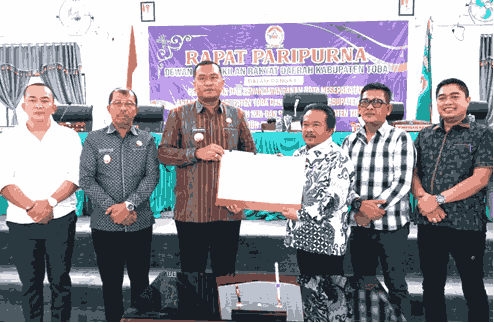 DPRD Kabupaten Toba dan Pemerintah Kabupaten (Pemkab) Toba akhirnya menyepakati Kebijakan Umum Anggaran (KUA) dan Prioritas Plafon Anggaran Sementara (PPAS) Anggaran Pendapatan Belanja Daerah (APBD) 2026. Kesepakatan itu ditandai dengan penandatanganan bersama dalam rapat paripurna, Jumat (12/9/2025).