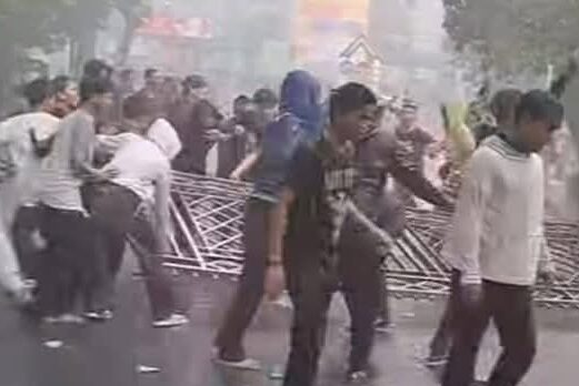 Para Demonstran saat membawa gerbang kantor DPRD Pematangsiantar. Senin sore, (1/9/2025)