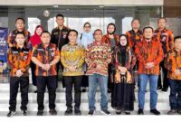 Foto bersama usai Wakil Bupati Simalungun, Benny Gusman Sinaga, mewakili Bupati Simalungun menerima kunjungan audiensi dari Organisasi Masyarakat Pemuda Pancasila (PP) Kabupaten Simalungun di ruang kerjanya, Pamatang Raya, Sumatera Utara, Kamis (18/9/2025).