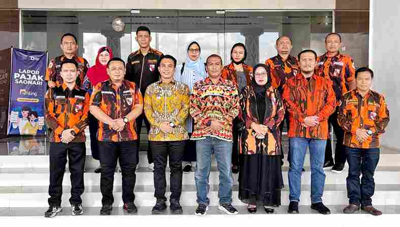 Foto bersama usai Wakil Bupati Simalungun, Benny Gusman Sinaga, mewakili Bupati Simalungun menerima kunjungan audiensi dari Organisasi Masyarakat Pemuda Pancasila (PP) Kabupaten Simalungun di ruang kerjanya, Pamatang Raya, Sumatera Utara, Kamis (18/9/2025).