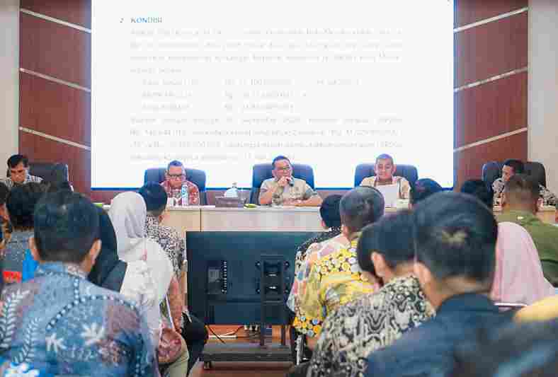 Rapat monitoring dan evaluasi pelaksanaan kegiatan di Kelurahan yang bersumber dari DAU, di Balai Kota Medan, Kamis (18/9/2025).